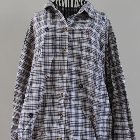 Floral embroidered flannel - Picture 1 of 1